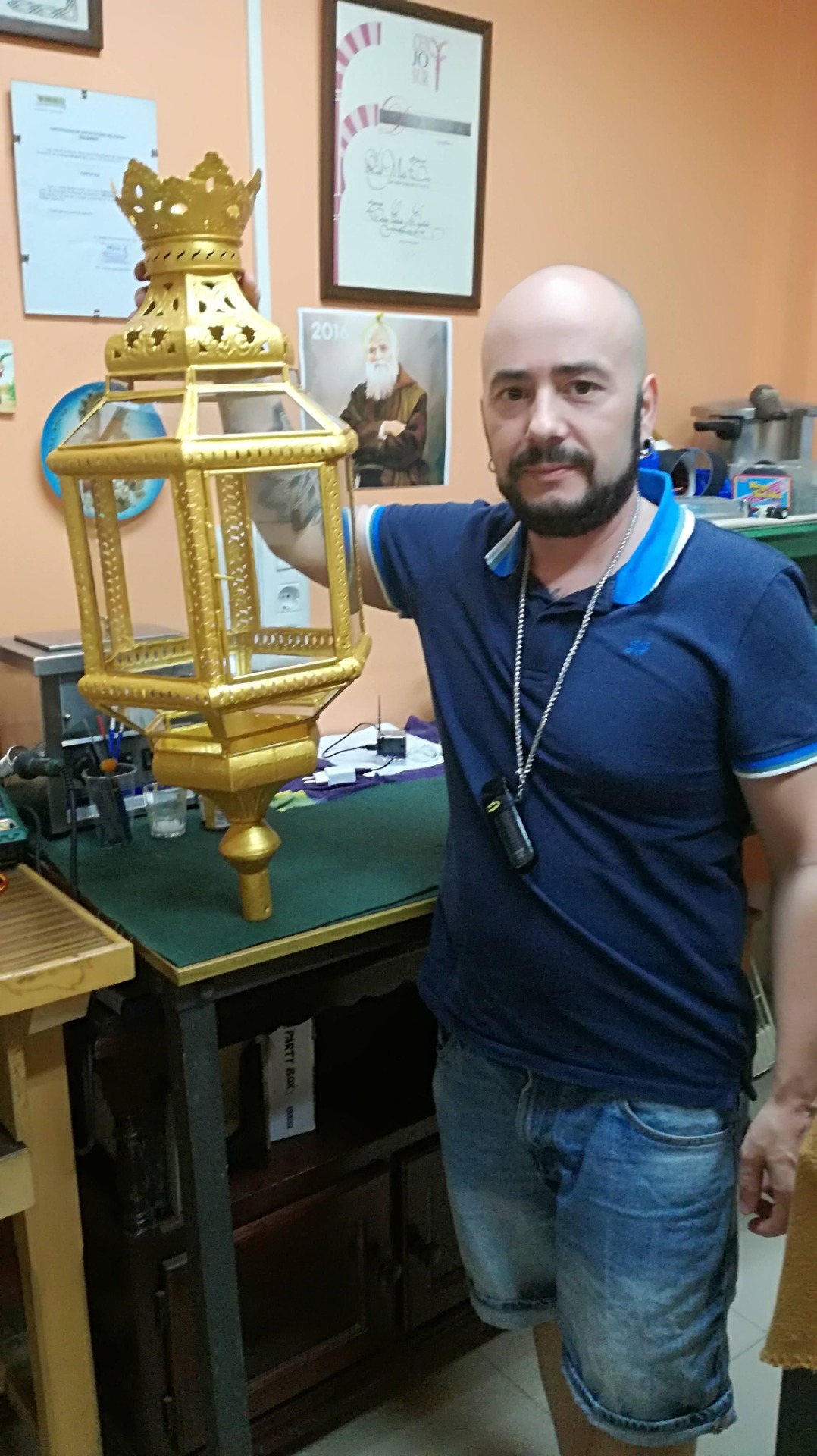 Restauración de uno de los cuatro faroles del Santo Entierro de Écija 