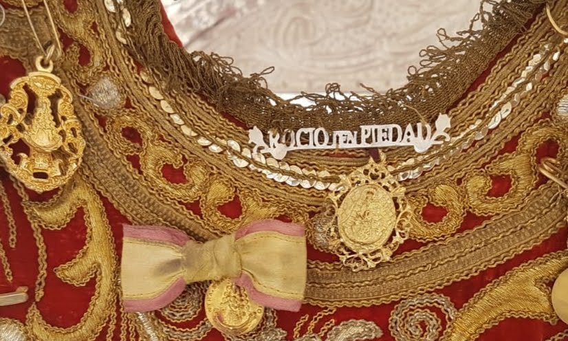 Alfiler hecho a mano para el Estandarte de la Virgen del Rocío de Écija.