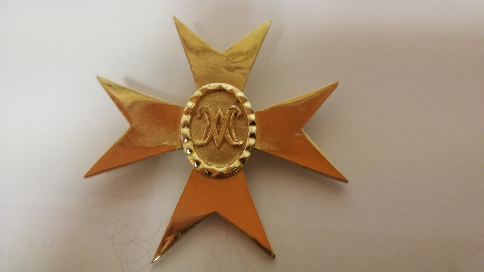 Arreglo del broche de la Virgen de la Caridad hermandad de la Yedra de Écija..
