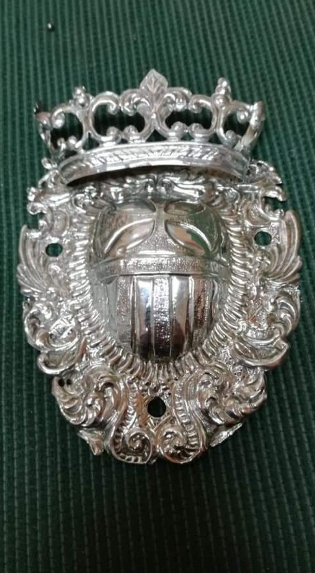 Insignia del pasó de la hermandad de la Merced de Écija 
